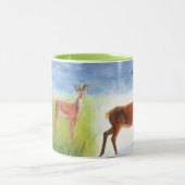 可愛い子鹿が赤い鹿イラストレーション ツートーンマグカップ (中央)