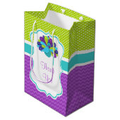 可愛い孔雀グリーンとパープル誕生日ありがとう ミディアムペーパーバッグ (正面アングル)