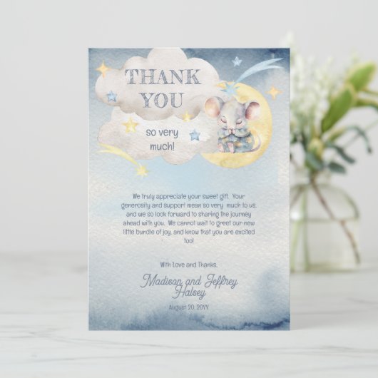 可愛い小さなマウスが彼の道の男の子の赤ちゃんシャワー サンキューカード (スタンド正面)