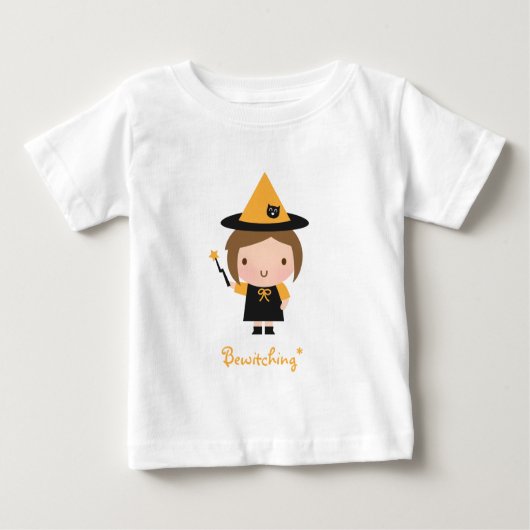 可愛い小さな魔女の女の子、魅力的なハロウィーン ベビーTシャツ (正面)