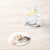 可愛い小猫が犬の手で寝る ラウンドペーパーコースター (インサイチュ)