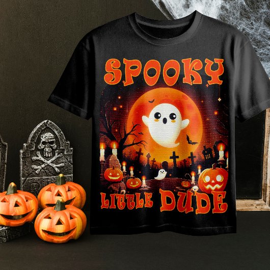 可愛い幽霊と巨大な月のハロウィーン墓地 Tシャツ