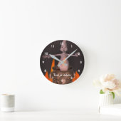 可愛い幽霊と炎の大釜パーソナライズされた ラウンド壁時計 (ホーム)