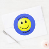 可愛い心配しない幸せなスマイリーフェイス青ステッカー ラウンドシール (封筒)