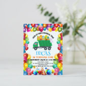 可愛い恐竜ごみトラックのバルーンバースデーボーイ インビテーションポストカード (スタンド正面)