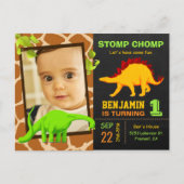 可愛い恐竜のチョークボード1st写真の誕生日パーティー インビテーションポストカード (正面)