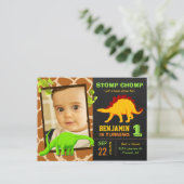 可愛い恐竜のチョークボード1st写真の誕生日パーティー インビテーションポストカード (スタンド正面)