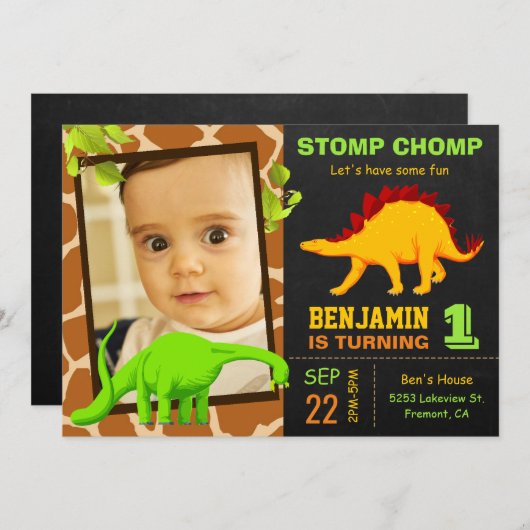 可愛い恐竜のチョークボード1st写真の誕生日パーティー 招待状 (正面/裏面)