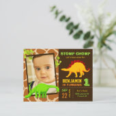 可愛い恐竜の最初の誕生日パーティー写真 インビテーションポストカード (スタンド正面)