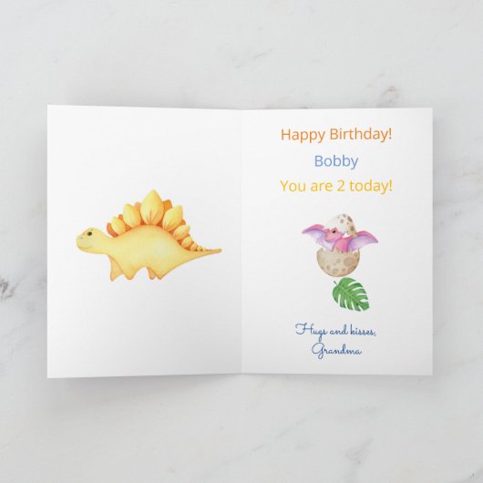 可愛い恐竜の誕生日少年の名前と年齢のおもしろいカードを追加 カード (内部)