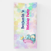 可愛い恐竜の轟音少年の最初の誕生日パーティー 横断幕 (縦)