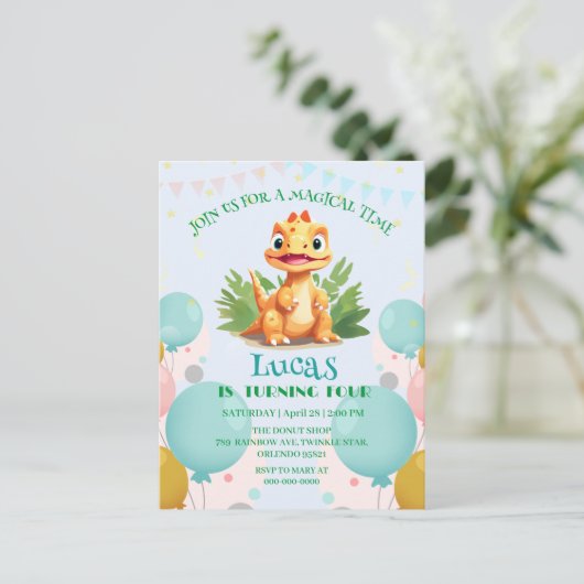 可愛い恐竜の野生のジャングル動物園の誕生日パーティーの少年 インビテーションポストカード (スタンド正面)