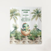 可愛い恐竜ハッチングもうすぐ赤ちゃんシャワーのバナー タペストリー (正面)