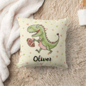 可愛い恐竜遊のフットボールパーソナライズされた クッション (ブランケット)