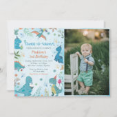 可愛い恐竜Three-A-Saurus誕生日フォト 招待状 (正面)