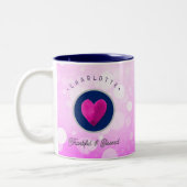 可愛い感謝と賛美ハートあなたの名前をピンクに追加 ツートーンマグカップ (左)