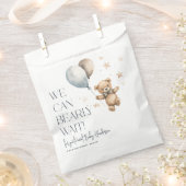 可愛い我々は男の子の赤ちゃんシャワーを待つことができる フェイバーバッグ (クリップ留めされた状態)