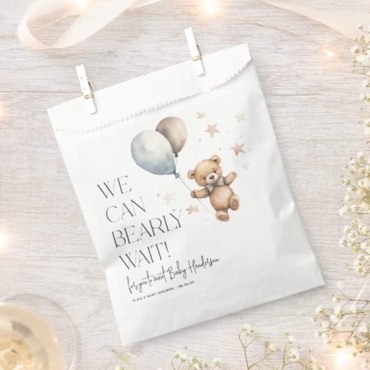 可愛い我々は男の子の赤ちゃんシャワーを待つことができる フェイバーバッグ (クリップ留めされた状態)