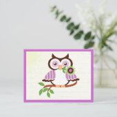 可愛い春フクロウが花を嘴に持つ ポストカード (スタンド正面)