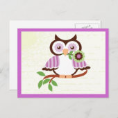 可愛い春フクロウが花を嘴に持つ ポストカード (正面/裏面)