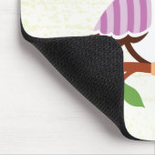 可愛い春フクロウが花を嘴に持つ マウスパッド (コーナー)