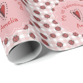 可愛い最初のバレンタインデーのピンクと赤のラディバグ ラッピングペーパー (ロールコーナー)
