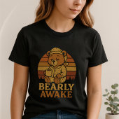 可愛い朝の熊コーヒーTシャツ; 目が覚めたばかりの熊のグラフィック Tシャツ