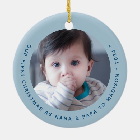可愛い村の初めてのクリスマスを祖父母の写真に セラミックオーナメント (裏面)