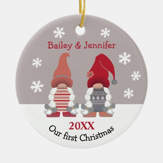 可愛い格言私たちの初めてのクリスマス赤ピンクグレー セラミックオーナメント (正面)