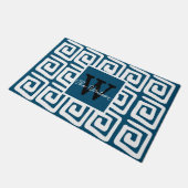 可愛い模様ネイビーブルーギリシャ鍵モノグラムモダン ドアマット (アングル)