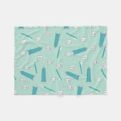 可愛い歯ティール(緑がかった色)ミント歯磨き歯ブラシ柄 フリースブランケット (正面(横))