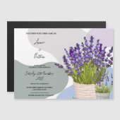 可愛い水色のバスケットに入ったラベンダー結婚の茎 マグネット招待状 (正面/裏面)