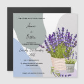 可愛い水色のバスケットに入ったラベンダー結婚の茎 マグネット招待状 (正面/裏面)