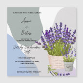 可愛い水色のバスケットに入ったラベンダー結婚の茎 マグネット招待状 (正面)