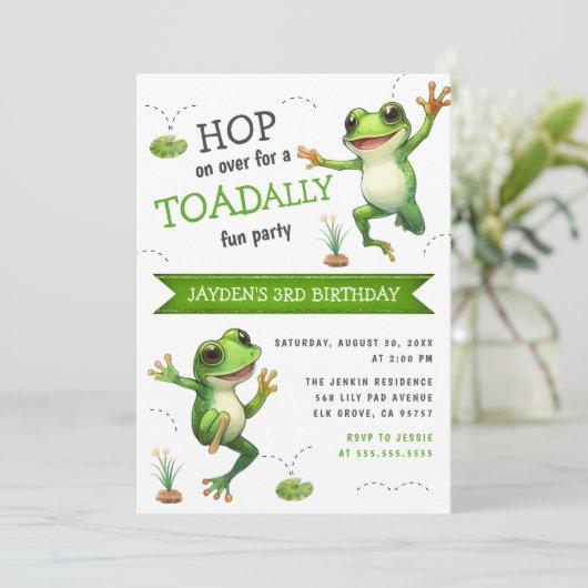 可愛い水色ホップオンオーバーカエル任意の年齢誕生日 招待状 (スタンド正面)