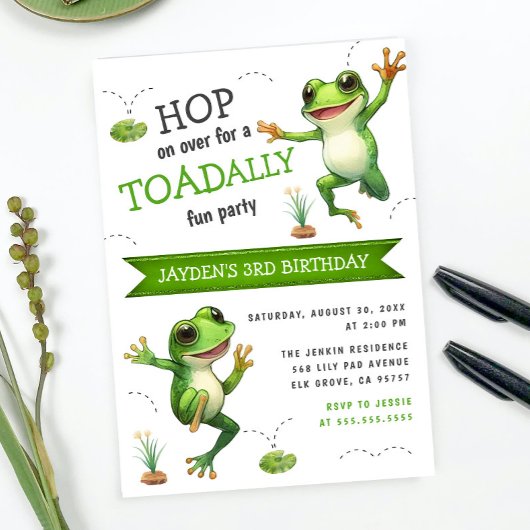 可愛い水色ホップオンオーバーカエル任意の年齢誕生日 招待状