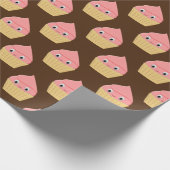 可愛い漫画のイチゴのカップケーキを茶色に ラッピングペーパー (角)