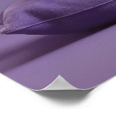 可愛い漫画の亀の甲子猫が紫のクッションに ポスター (角)