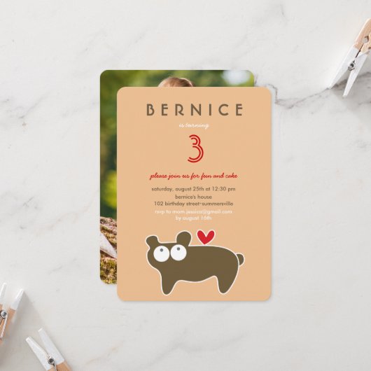 可愛い漫画ブラウンベアキッドの誕生日パーティーの写真 招待状 (正面/裏面インサイチュ)