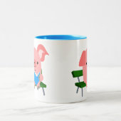 可愛い漫画読の豚のベンチマグ ツートーンマグカップ (中央)