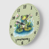 可愛い熱狂するカエルの女性の追加文字 ラージ壁時計 (傾斜)