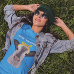 可愛い牛の弓のメッセージカスタム付き Tシャツ<br><div class="desc">このグラフィックティーのスローガンは、あなたカスタマイズ自身のメッセージと一緒になる準備ができている。黄色はっきりしたい弓を着た可愛い牛のイラストレーションの上に白い文字が表示される。</div>
