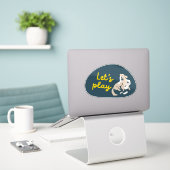 可愛い犬と海軍と黄色の「レッツェ遊ッ!」ステッカー シール (デスク上のノートパソコン)