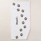 可愛い犬の名前をプリントパーソナライズされたしたダークブラウンの前足 バスタオル (バスタオル)