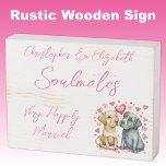 可愛い犬の結婚したピンク ウッドボックスサイン<br><div class="desc">ピンク素朴の動揺して文字とソウルメイトの木製の白い箱のサイン。お嫁さん結婚したにとって結婚とても幸せな記念日の贈り物アイディア。かわいい犬と愛のハート。</div>