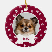 可愛い犬の骨の名前の年赤と白の手プリント セラミックオーナメント (正面)