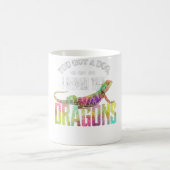 可愛い犬を飼ってて小さなドラゴンを育ててる コーヒーマグカップ (中央)