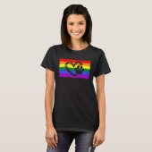 可愛い犬ママパパポーLGBTQゲイプライド国旗同性愛者 Tシャツ (正面フル)