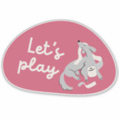 可愛い犬、さくらんぼピンク、"レッツッ遊ク!"ステッカー シール (正面)