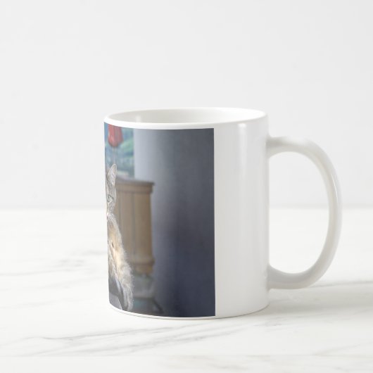 可愛い猫がグルーミング コーヒーマグカップ (右)